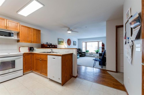 108-190 3 Avenue, Drumheller, AB - Indoor Photo Showing Kitchen With Double Sink