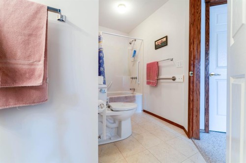 108-190 3 Avenue, Drumheller, AB - Indoor Photo Showing Bathroom