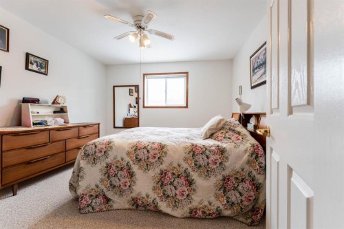 108-190 3 Avenue, Drumheller, AB - Indoor Photo Showing Bedroom