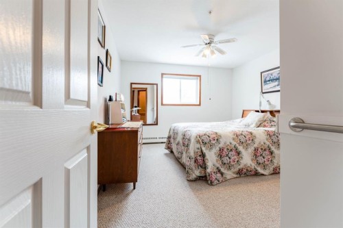 108-190 3 Avenue, Drumheller, AB - Indoor Photo Showing Bedroom
