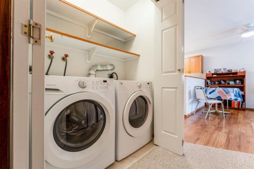 108-190 3 Avenue, Drumheller, AB - Indoor Photo Showing Laundry Room