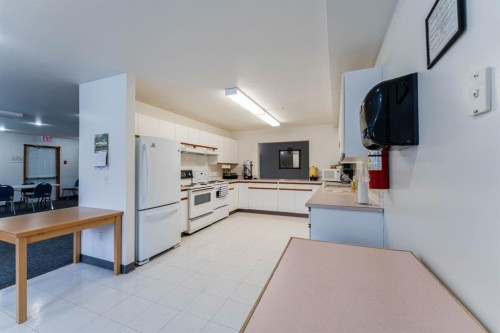 108-190 3 Avenue, Drumheller, AB - Indoor Photo Showing Kitchen