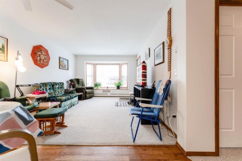 108-190 3 Avenue, Drumheller, AB - Indoor Photo Showing Living Room