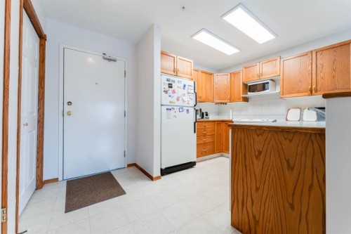 108-190 3 Avenue, Drumheller, AB - Indoor Photo Showing Kitchen