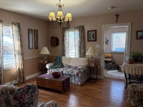 120 1 Avenue, Wimborne, AB - Indoor