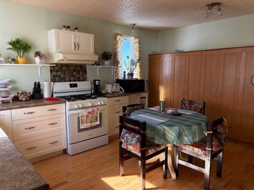 120 1 Avenue, Wimborne, AB - Indoor Photo Showing Kitchen