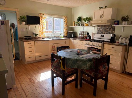 120 1 Avenue, Wimborne, AB - Indoor