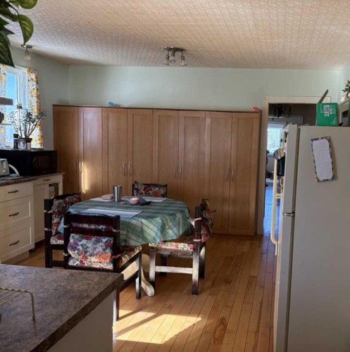 120 1 Avenue, Wimborne, AB - Indoor Photo Showing Bedroom