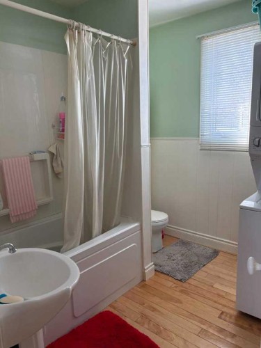 120 1 Avenue, Wimborne, AB - Indoor Photo Showing Bathroom