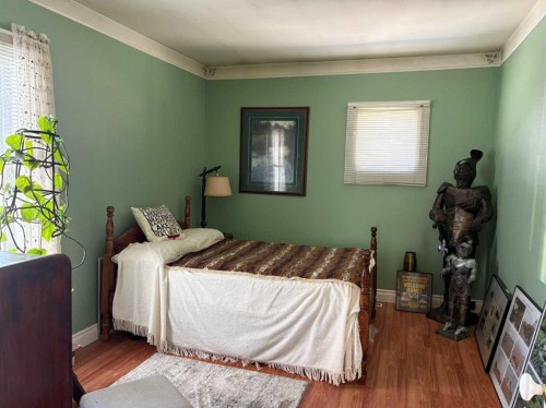 120 1 Avenue, Wimborne, AB - Indoor Photo Showing Bedroom