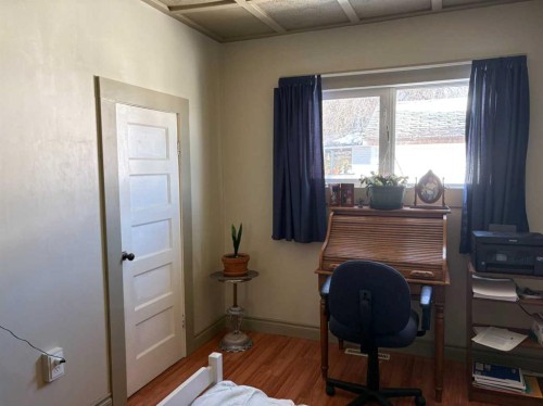 120 1 Avenue, Wimborne, AB - Indoor