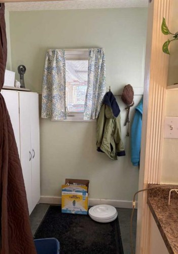 120 1 Avenue, Wimborne, AB - Indoor Photo Showing Bathroom