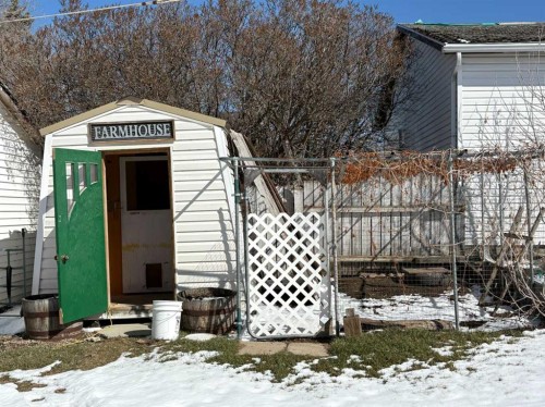 120 1 Avenue, Wimborne, AB - Outdoor