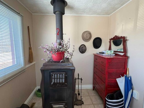 120 1 Avenue, Wimborne, AB - Indoor Photo Showing Other Room