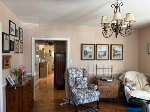 120 1 Avenue, Wimborne, AB - Indoor