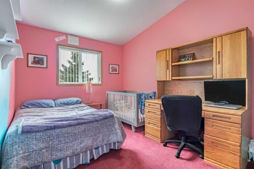 27 Upland Manor, Brooks, AB - Indoor Photo Showing Bedroom