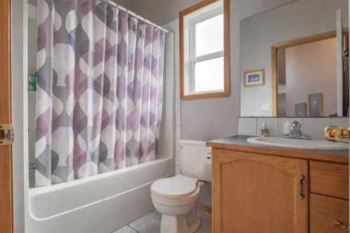 27 Upland Manor, Brooks, AB - Indoor Photo Showing Bathroom
