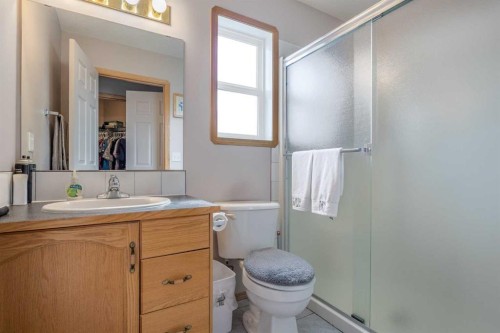 27 Upland Manor, Brooks, AB - Indoor Photo Showing Bathroom