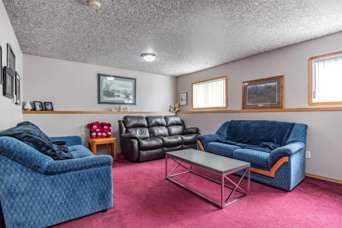 27 Upland Manor, Brooks, AB - Indoor Photo Showing Living Room