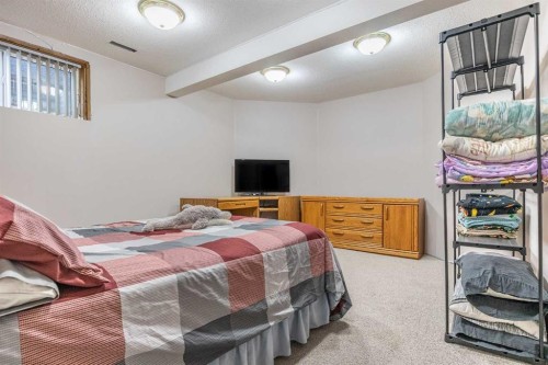 27 Upland Manor, Brooks, AB - Indoor Photo Showing Bedroom