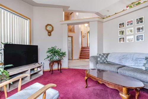 27 Upland Manor, Brooks, AB - Indoor Photo Showing Living Room