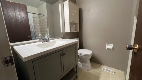 177 Shacker Cres, Hanna, AB - Indoor Photo Showing Bathroom