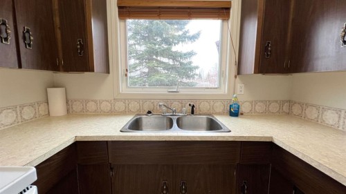 177 Shacker Cres, Hanna, AB - Indoor Photo Showing Kitchen With Double Sink