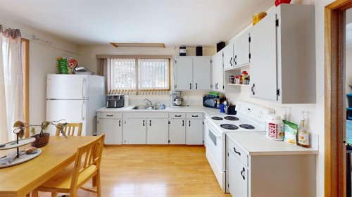 305 2 Avenue, Bassano, AB - Indoor Photo Showing Kitchen With Double Sink