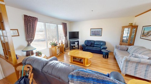 305 2 Avenue, Bassano, AB - Indoor Photo Showing Living Room