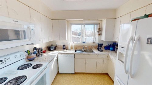 305 2 Avenue, Bassano, AB - Indoor Photo Showing Kitchen With Double Sink