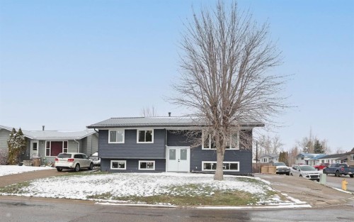 3 Lake Newell Bay EAST Brooks, AB T1R 0L6