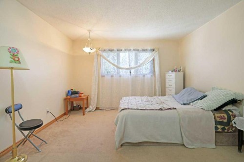 40 Charlesworth Crescent East, Brooks, AB 