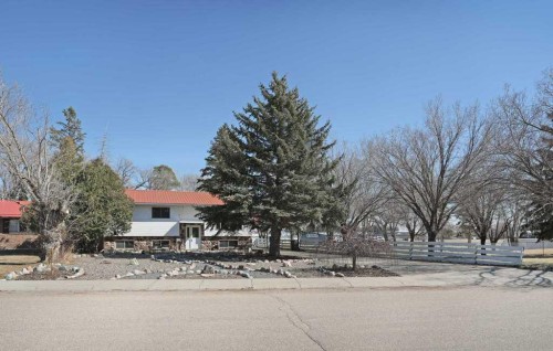 40 Chralesworth Crescent EAST Brooks, AB T1R 0H3