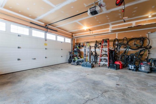1258 1 Avenue Nw, Drumheller, AB - Indoor Photo Showing Garage
