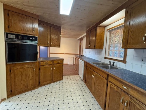 317 Hillside Avenue, Carbon, AB - Indoor Photo Showing Kitchen With Double Sink