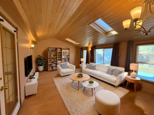 317 Hillside Avenue, Carbon, AB - Indoor Photo Showing Living Room