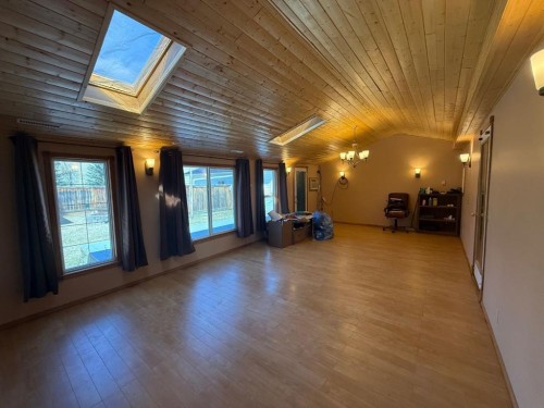 317 Hillside Avenue, Carbon, AB - Indoor Photo Showing Other Room