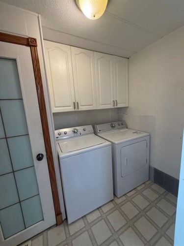 317 Hillside Avenue, Carbon, AB - Indoor Photo Showing Laundry Room