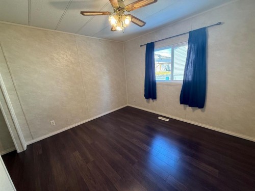 317 Hillside Avenue, Carbon, AB - Indoor Photo Showing Other Room