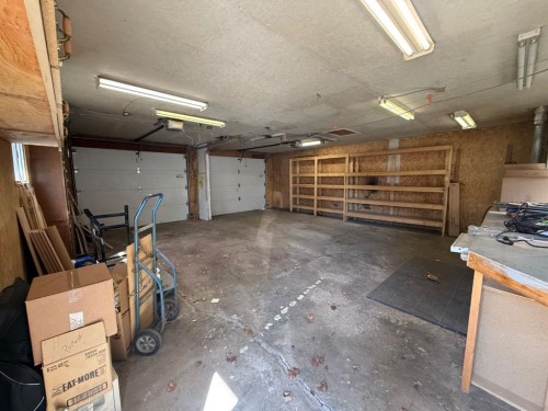 317 Hillside Avenue, Carbon, AB - Indoor Photo Showing Garage
