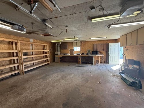 317 Hillside Avenue, Carbon, AB - Indoor Photo Showing Garage