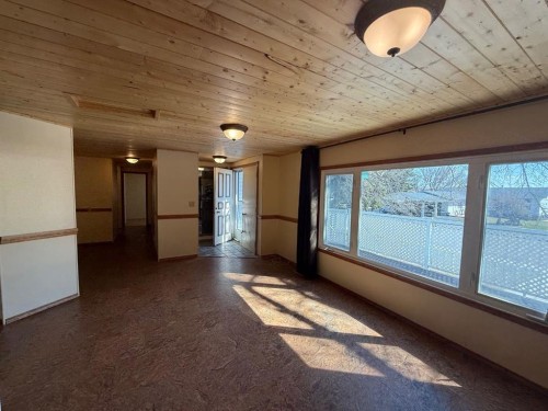 317 Hillside Avenue, Carbon, AB - Indoor Photo Showing Other Room