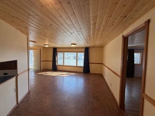 317 Hillside Avenue, Carbon, AB - Indoor Photo Showing Other Room