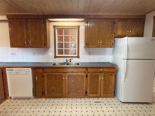 317 Hillside Avenue, Carbon, AB - Indoor Photo Showing Kitchen With Double Sink