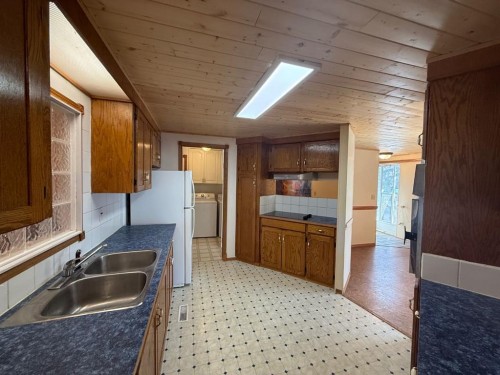 317 Hillside Avenue, Carbon, AB - Indoor Photo Showing Kitchen With Double Sink