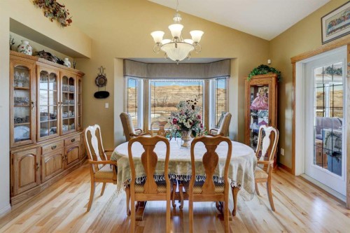 26 Willow Point, Drumheller, AB - Indoor Photo Showing Dining Room