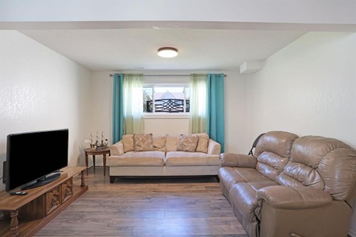 28 Upland Crescent West, Brooks, AB - Indoor Photo Showing Living Room