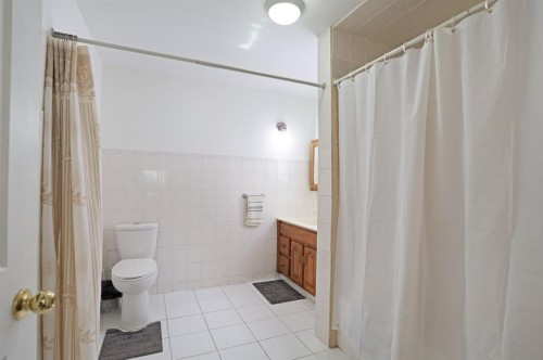 28 Upland Crescent West, Brooks, AB - Indoor Photo Showing Bathroom