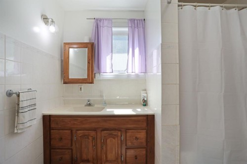 28 Upland Crescent West, Brooks, AB - Indoor Photo Showing Bathroom