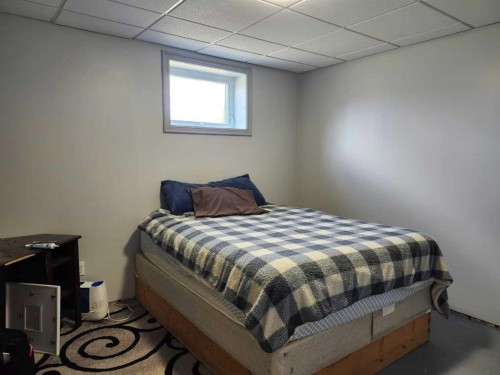 242 Mcnab Close, Drumheller, AB - Indoor Photo Showing Bedroom